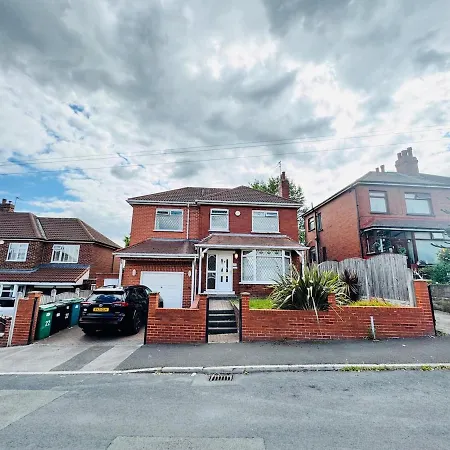 Dom wakacyjny The Modern Bay - Stylish 5-bed Retreat With Garden *