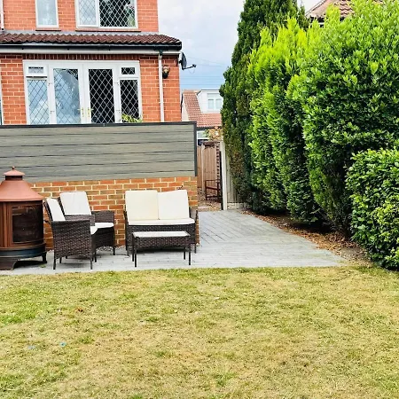 The Modern Bay - Stylish 5-bed Retreat With Garden Leeds (West Yorkshire)