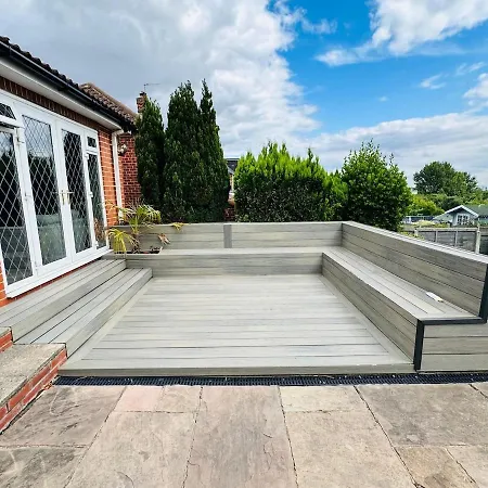 Dom wakacyjny The Modern Bay - Stylish 5-bed Retreat With Garden *