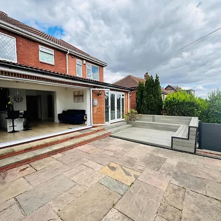 The Modern Bay - Stylish 5-bed Retreat With Garden Leeds (West Yorkshire)