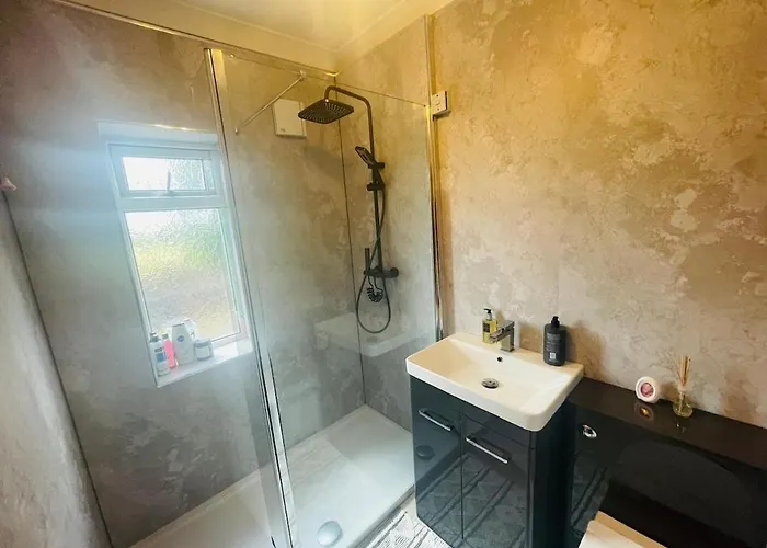 Dom wakacyjny The Modern Bay - Stylish 5-bed Retreat With Garden