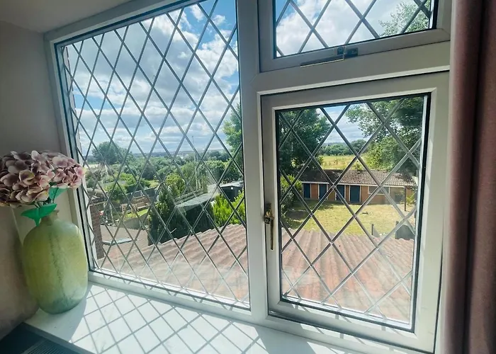 The Modern Bay - Stylish 5-bed Retreat With Garden Dom wakacyjny *