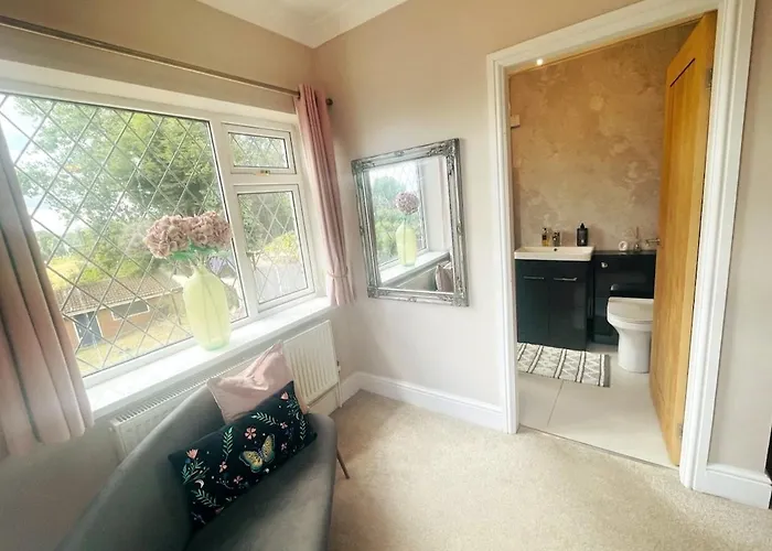 The Modern Bay - Stylish 5-bed Retreat With Garden Leeds (West Yorkshire)