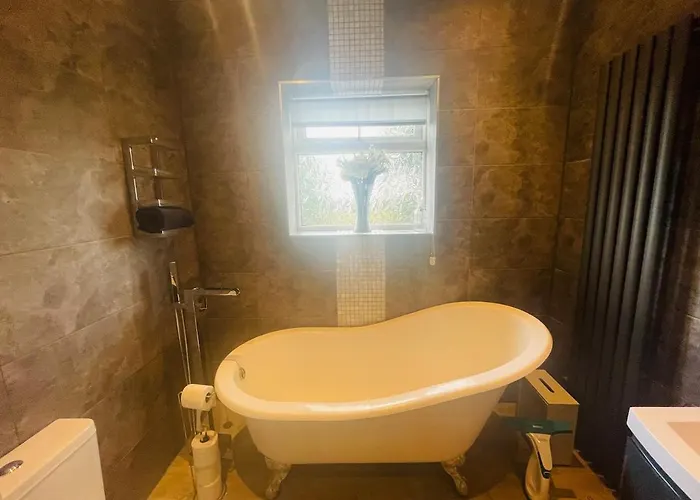 The Modern Bay - Stylish 5-bed Retreat With Garden * Leeds (West Yorkshire)