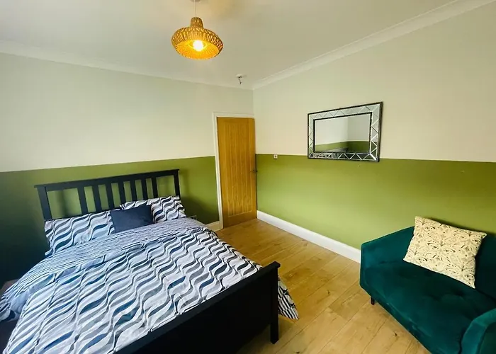 The Modern Bay - Stylish 5-bed Retreat With Garden * Leeds (West Yorkshire)