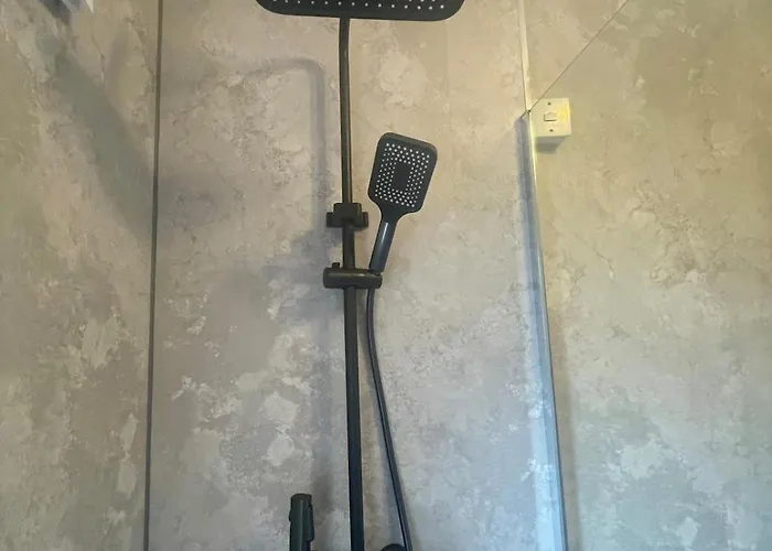 The Modern Bay - Stylish 5-bed Retreat With Garden Leeds (West Yorkshire)