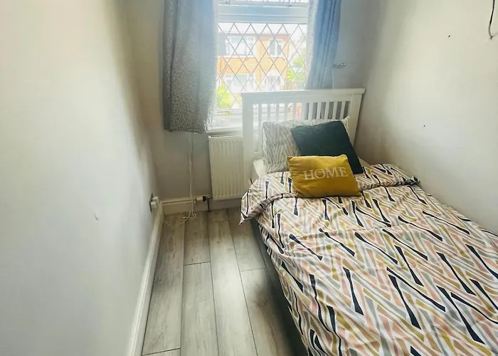 The Modern Bay - Stylish 5-bed Retreat With Garden * Leeds (West Yorkshire)