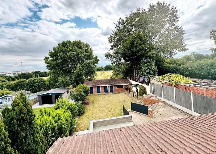 Dom wakacyjny The Modern Bay - Stylish 5-bed Retreat With Garden *