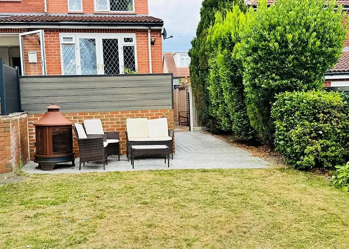 The Modern Bay - Stylish 5-bed Retreat With Garden Leeds (West Yorkshire)