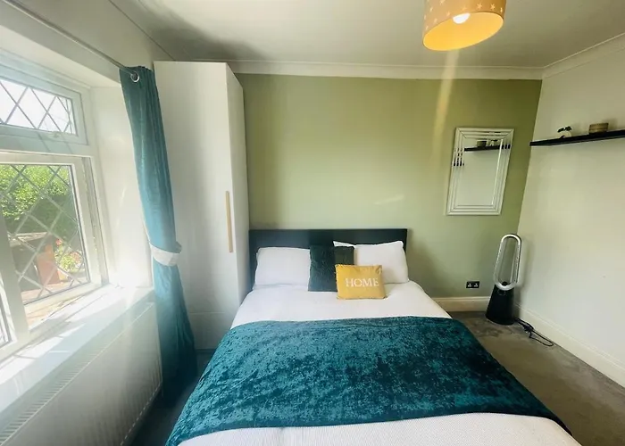 The Modern Bay - Stylish 5-bed Retreat With Garden