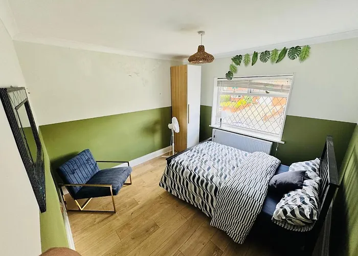 The Modern Bay - Stylish 5-bed Retreat With Garden Leeds (West Yorkshire)