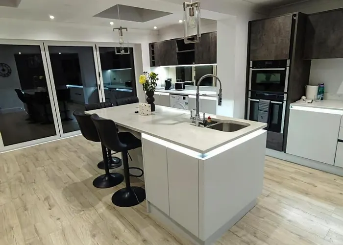 The Modern Bay - Stylish 5-bed Retreat With Garden * Leeds (West Yorkshire)