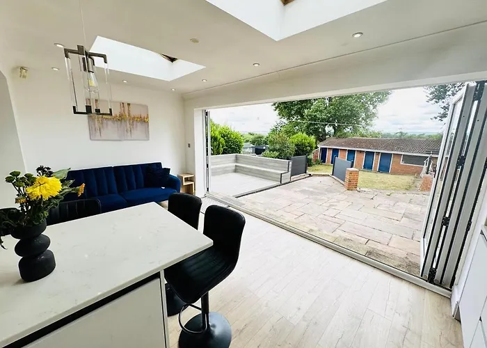 The Modern Bay - Stylish 5-bed Retreat With Garden * Leeds (West Yorkshire)