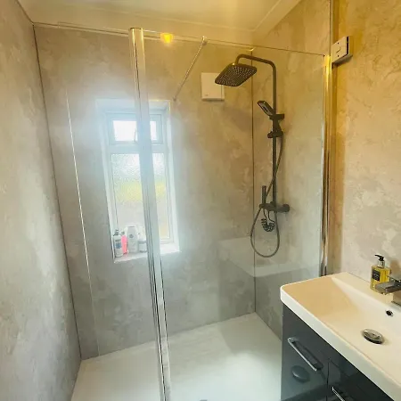 The Modern Bay - Stylish 5-bed Retreat With Garden * Leeds (West Yorkshire)