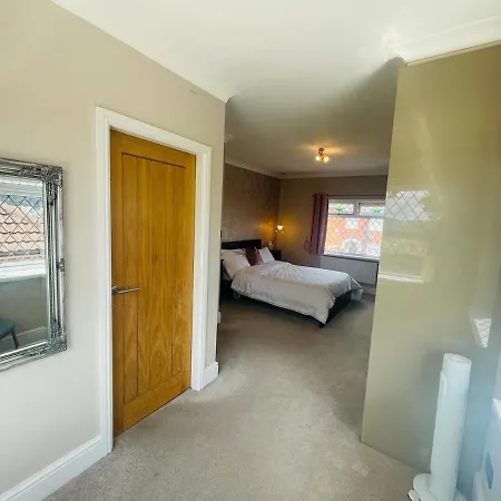 The Modern Bay - Stylish 5-bed Retreat With Garden