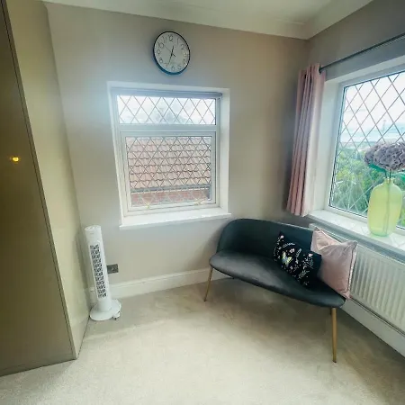 The Modern Bay - Stylish 5-bed Retreat With Garden בית נופש *