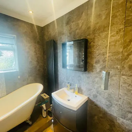 The Modern Bay - Stylish 5-bed Retreat With Garden *