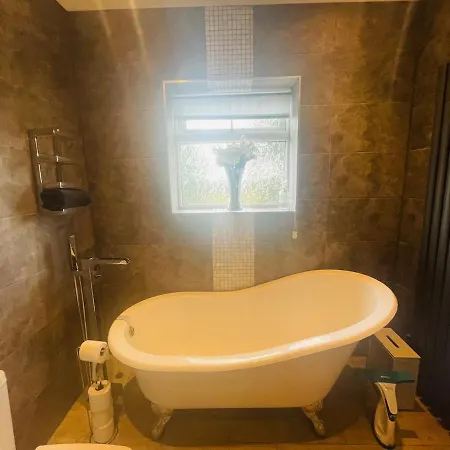 The Modern Bay - Stylish 5-bed Retreat With Garden * Leeds (West Yorkshire)