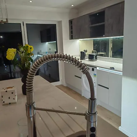 The Modern Bay - Stylish 5-bed Retreat With Garden Feriehus