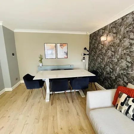 The Modern Bay - Stylish 5-bed Retreat With Garden לידס