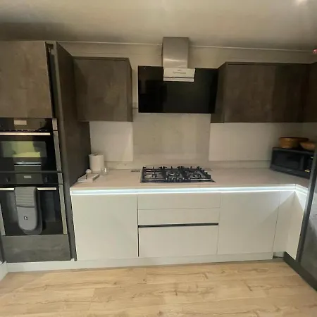 The Modern Bay - Stylish 5-bed Retreat With Garden * Leeds (West Yorkshire)