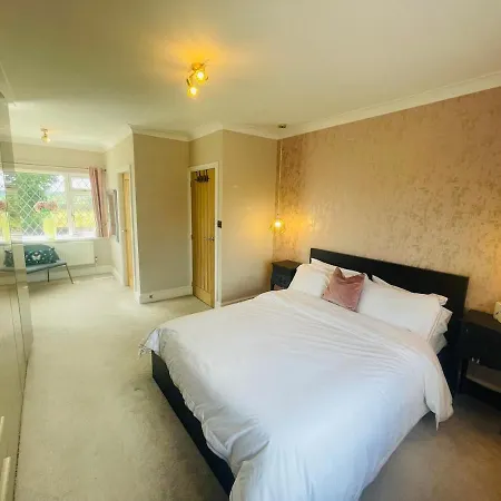 The Modern Bay - Stylish 5-bed Retreat With Garden *