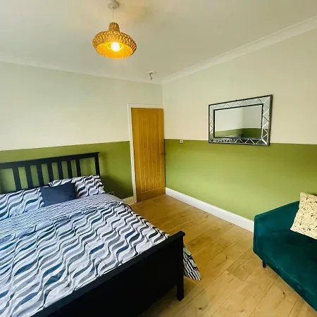 The Modern Bay - Stylish 5-bed Retreat With Garden * Leeds (West Yorkshire)