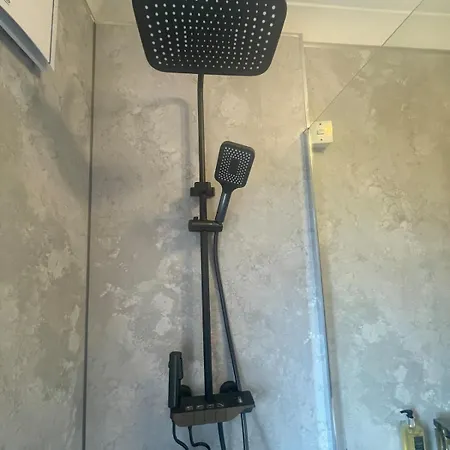 The Modern Bay - Stylish 5-bed Retreat With Garden Leeds (West Yorkshire)