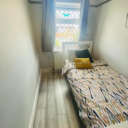 The Modern Bay - Stylish 5-bed Retreat With Garden * לידס