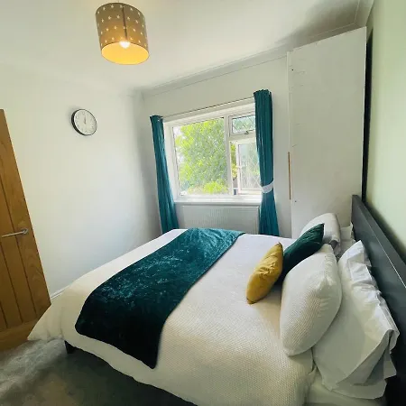 The Modern Bay - Stylish 5-bed Retreat With Garden Feriehus *