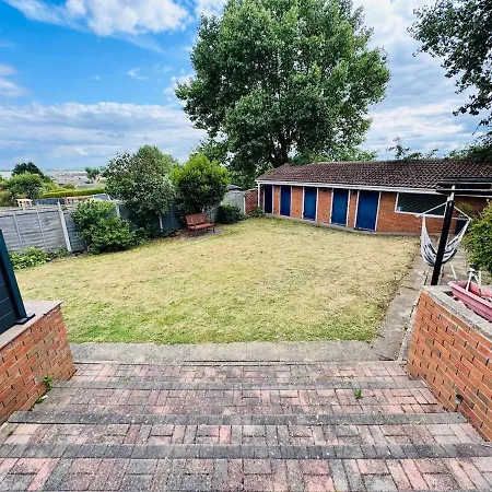 The Modern Bay - Stylish 5-bed Retreat With Garden Feriehus Leeds (West Yorkshire)