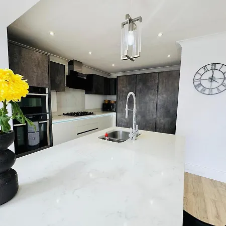 The Modern Bay - Stylish 5-bed Retreat With Garden * לידס