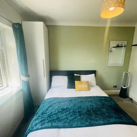 The Modern Bay - Stylish 5-bed Retreat With Garden