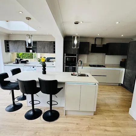 בית נופש The Modern Bay - Stylish 5-bed Retreat With Garden