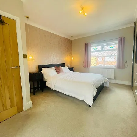 The Modern Bay - Stylish 5-bed Retreat With Garden Feriehus *