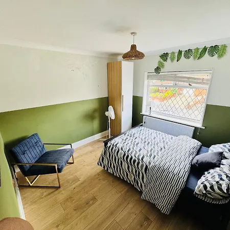 The Modern Bay - Stylish 5-bed Retreat With Garden Leeds (West Yorkshire)