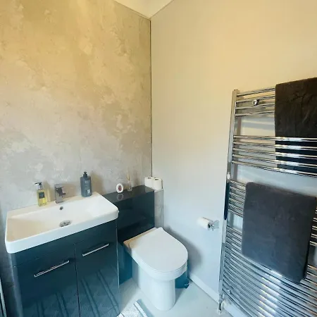 The Modern Bay - Stylish 5-bed Retreat With Garden *