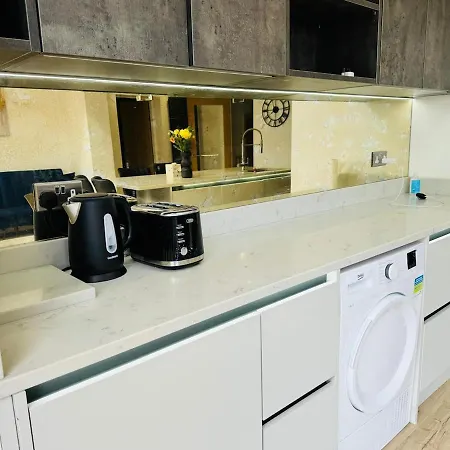 The Modern Bay - Stylish 5-bed Retreat With Garden * Leeds (West Yorkshire)