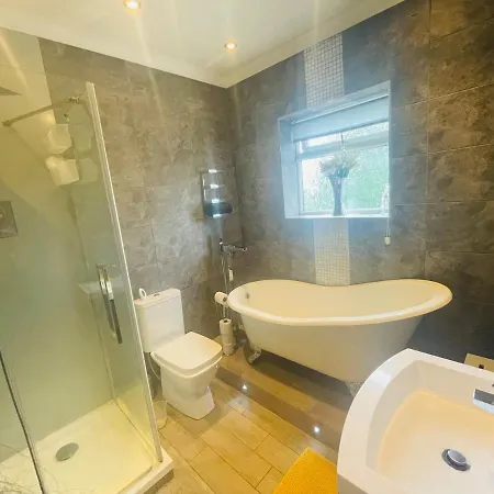 Feriehus The Modern Bay - Stylish 5-bed Retreat With Garden *