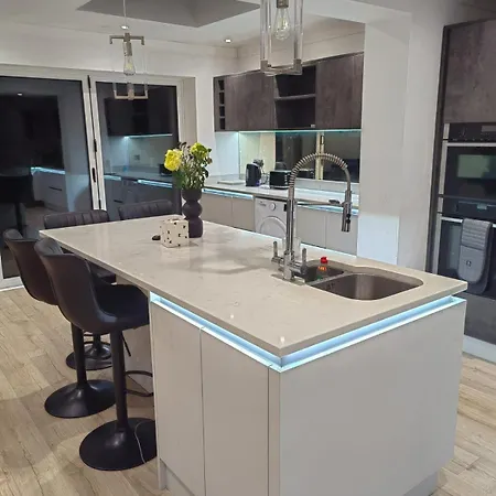 The Modern Bay - Stylish 5-bed Retreat With Garden בית נופש לידס