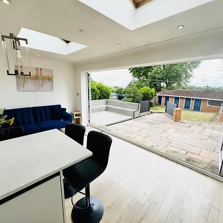 The Modern Bay - Stylish 5-bed Retreat With Garden * Leeds (West Yorkshire)