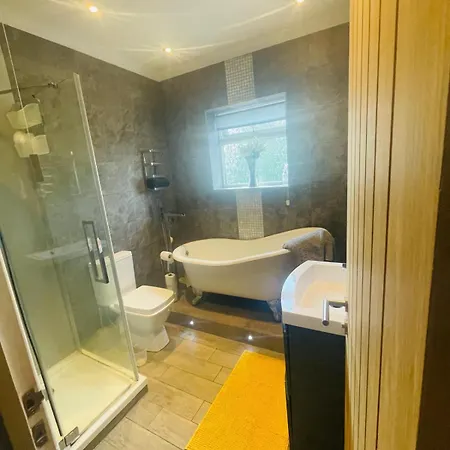 The Modern Bay - Stylish 5-bed Retreat With Garden Leeds (West Yorkshire)