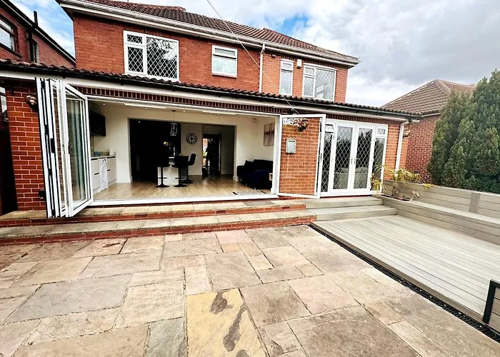 The Modern Bay - Stylish 5-bed Retreat With Garden *