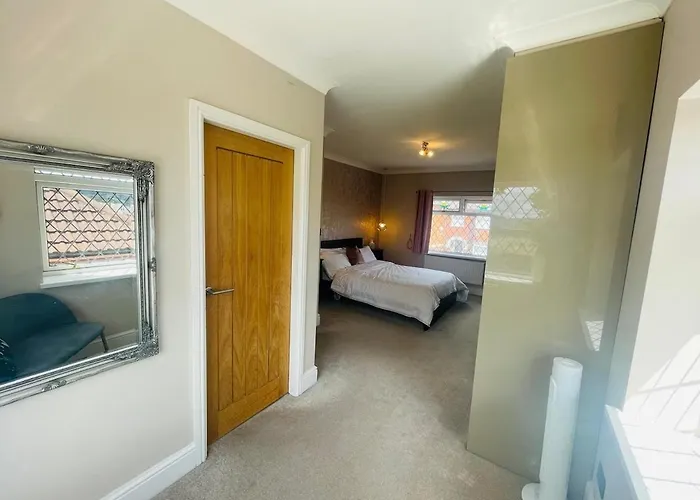 The Modern Bay - Stylish 5-bed Retreat With Garden