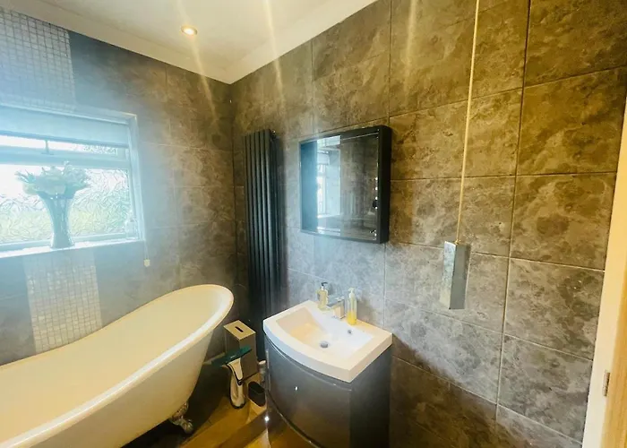 The Modern Bay - Stylish 5-bed Retreat With Garden *