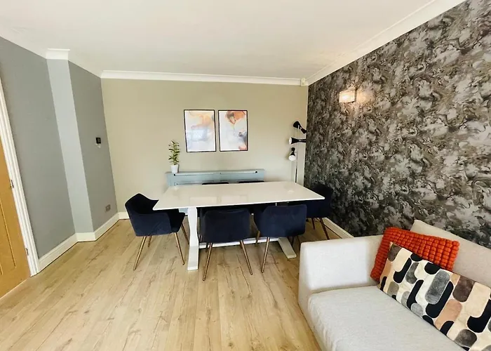 The Modern Bay - Stylish 5-bed Retreat With Garden Λιντς