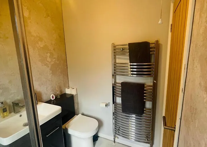 The Modern Bay - Stylish 5-bed Retreat With Garden