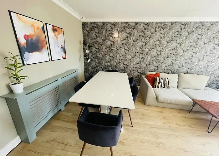 The Modern Bay - Stylish 5-bed Retreat With Garden