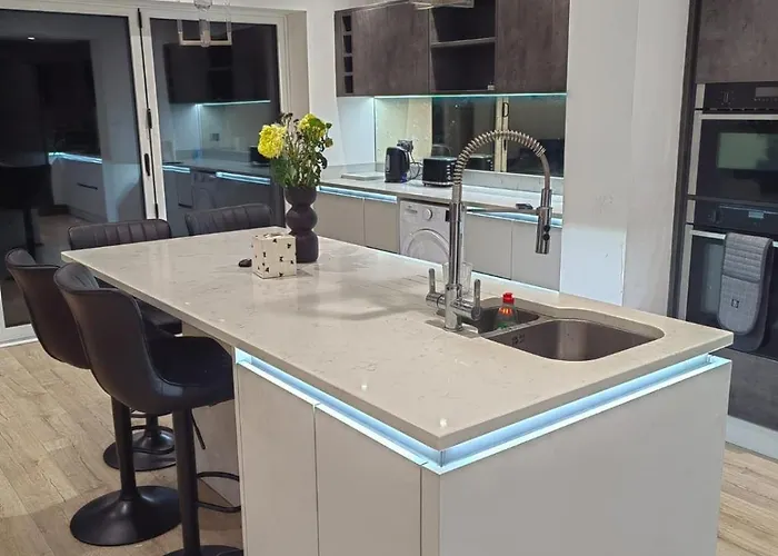 The Modern Bay - Stylish 5-bed Retreat With Garden Σπίτι διακοπών Λιντς