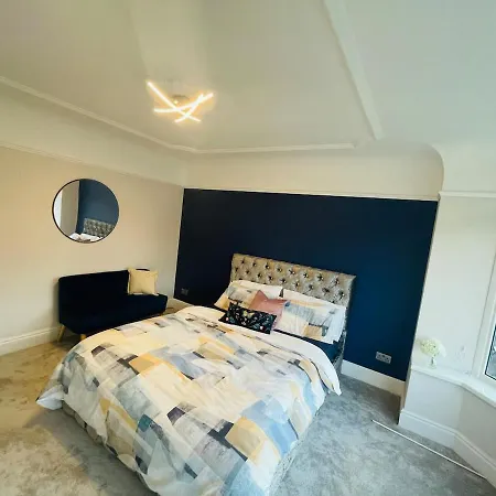 The Modern Bay - Stylish 5-bed Retreat With Garden * Leeds (West Yorkshire)